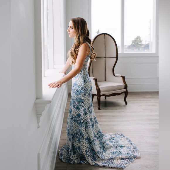 Full length Blue floral gown Size 2 - Picture 7 of 14